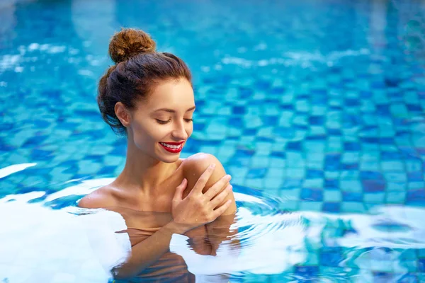 Mujer joven relajándose en el spa — Foto de Stock