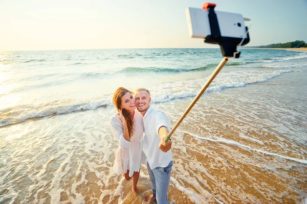 Liebespaar macht Selfie — Stockfoto