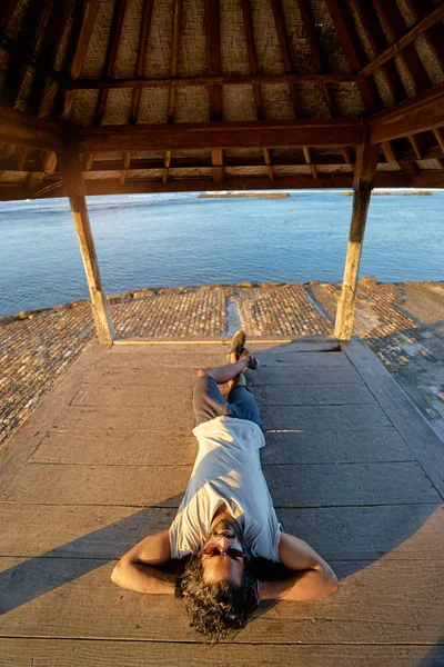 Человек отдыхает на палубе у моря . — стоковое фото