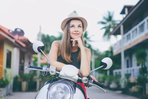 Junge Frau auf Motorroller — Stockfoto