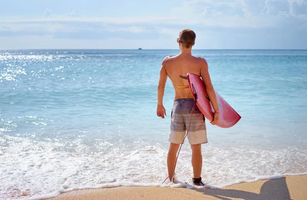 Fiatal ember tartja a surf fórumon — Stock Fotó