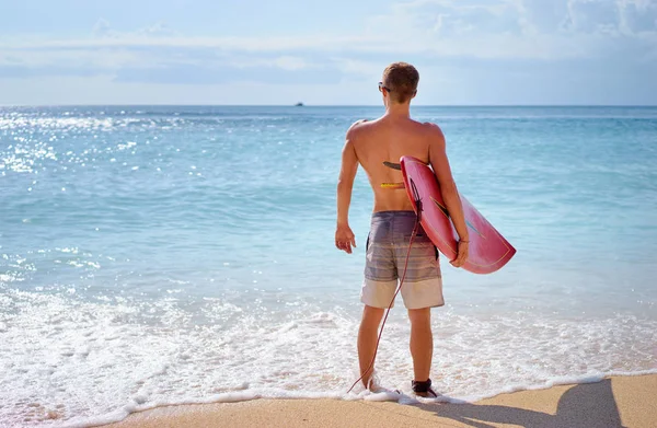 Giovane che tiene tavola da surf — Foto Stock