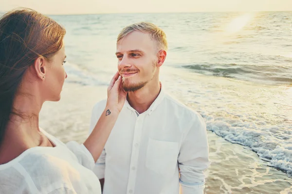 Giovane coppia amorevole abbracciare — Foto Stock