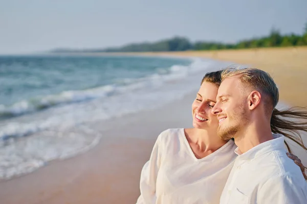 Älskande par embracing stranden — Stockfoto