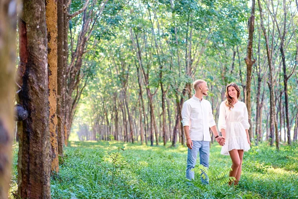 Casal romântico andando no parque verde — Fotografia de Stock