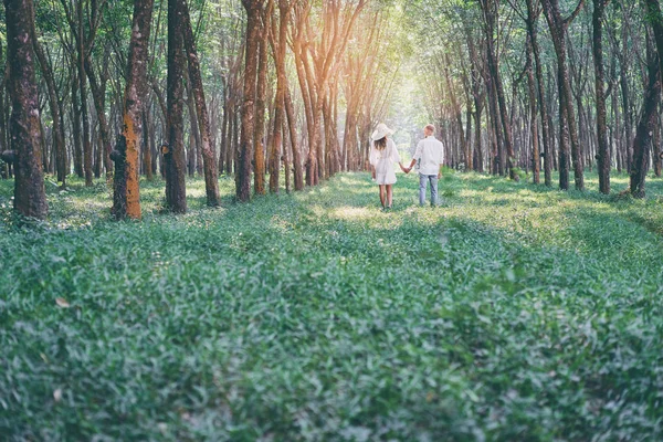 Романтическая пара гуляющая в зеленом парке — стоковое фото
