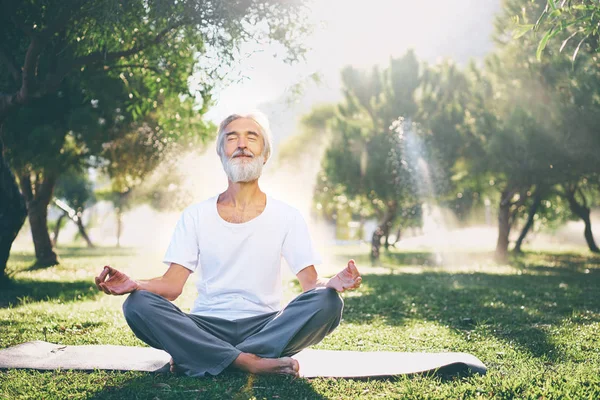 Bearded man in lotus pose — Stock Photo, Image