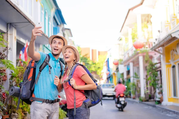 Batůžkáři pár pořizování selfie — Stock fotografie