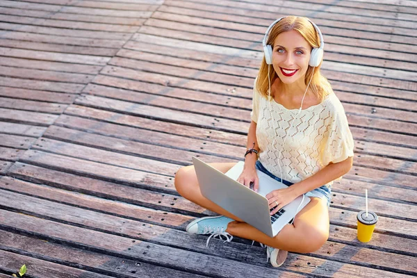 Jovem mulher usando laptop — Fotografia de Stock