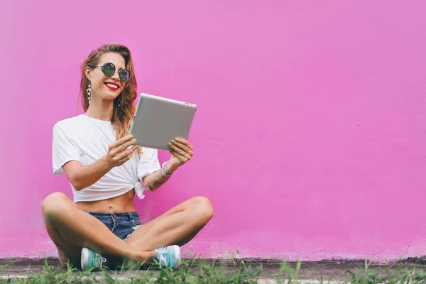 Vrouw in korte broek met behulp van Tablet PC — Stockfoto