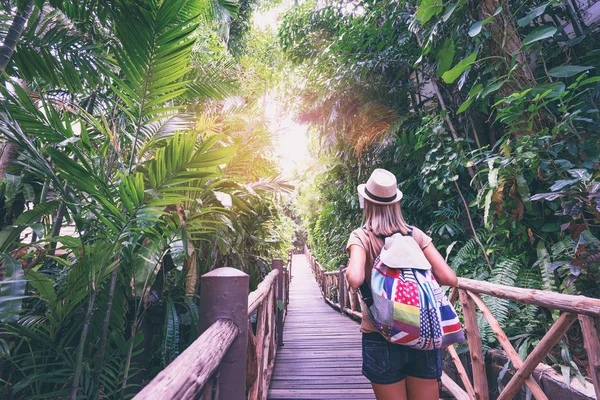 Mujer joven con mochila —  Fotos de Stock