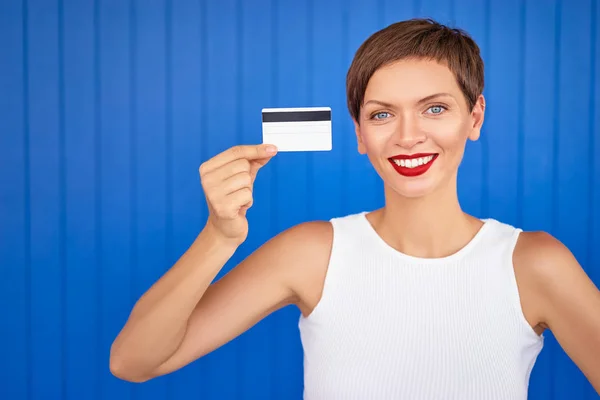 Mujer mostrando tarjeta de plástico —  Fotos de Stock