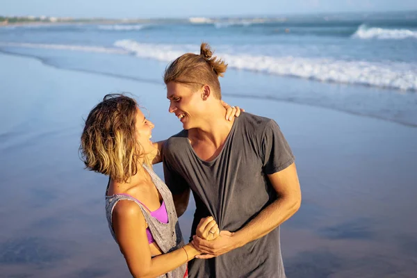 Älskande par embracing stranden. — Stockfoto