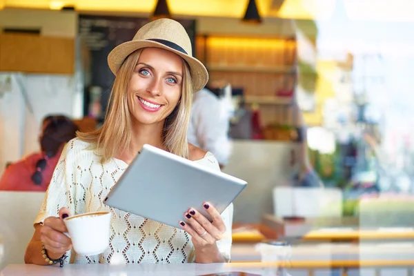 Jonge vrouw met tablet — Stockfoto