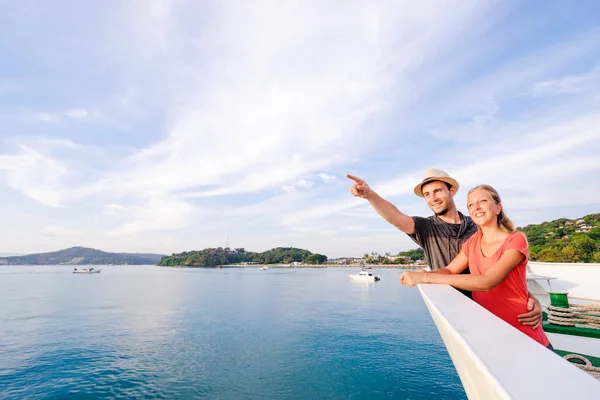 Pareja disfrutando de la vista en barco — Foto de Stock