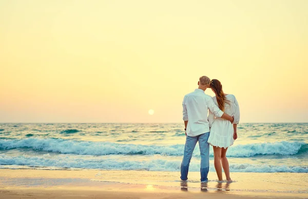 Honung månen vid havets strand — Stockfoto