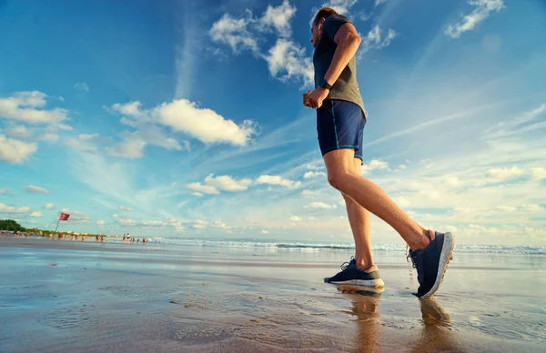 Muž jogging na pláži. — Stock fotografie