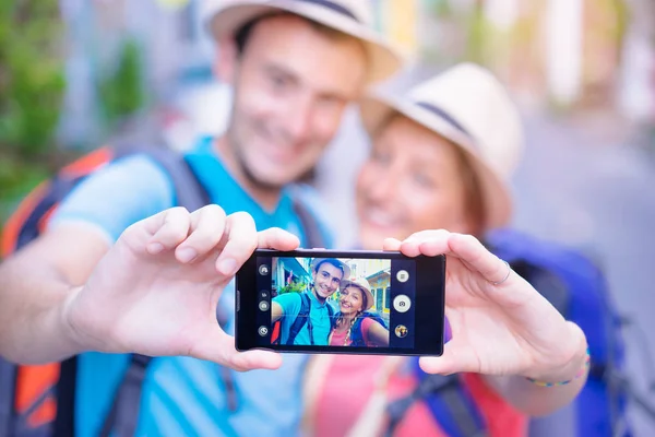 Backpackers paar nemen selfie — Stockfoto