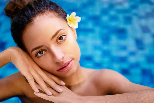 Jeune femme dans la piscine spa — Photo