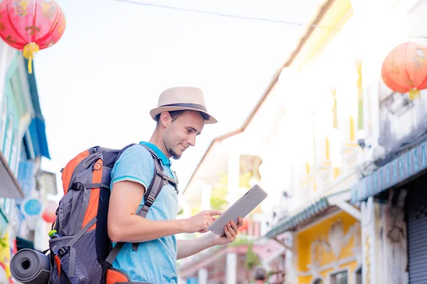 Junger Mann nutzt digitales Tablet — Stockfoto