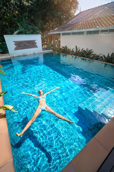 Mujer en bikini en piscina — Foto de Stock