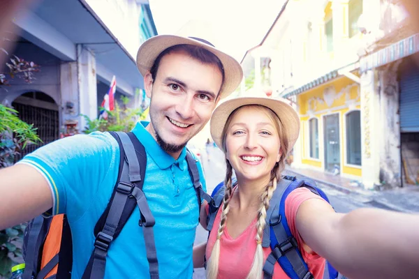 Rucksackreisendes Paar macht Selfie — Stockfoto