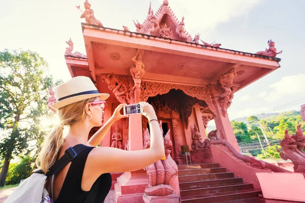 Mulher tirando foto do templo — Fotografia de Stock