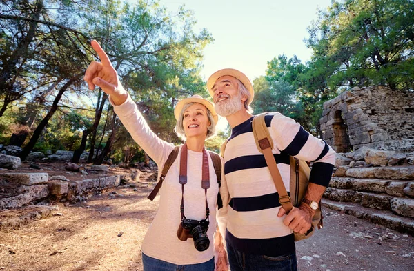 Família sênior caminhando juntos — Fotografia de Stock