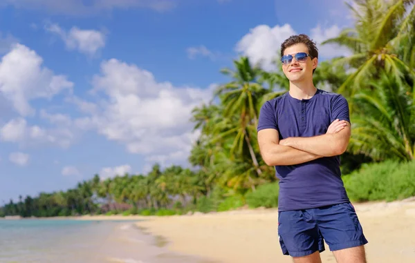 Sahilde dikilen adam