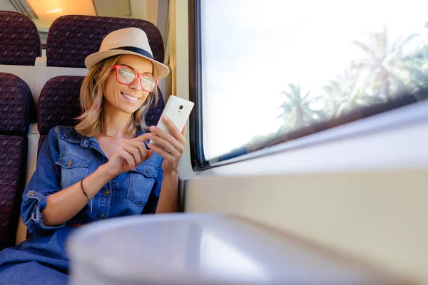 Kvinna som reser med tåg — Stockfoto
