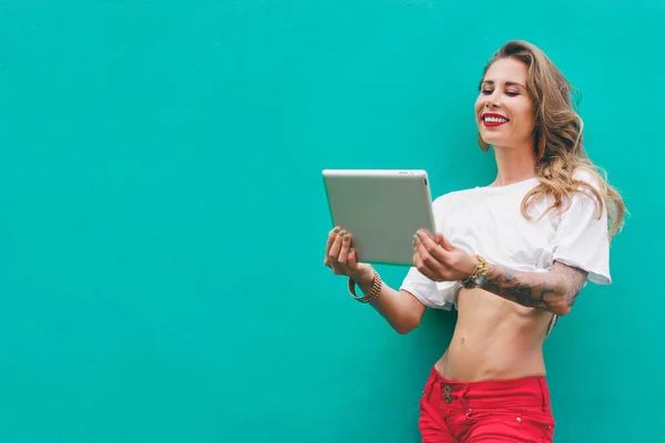 Young woman using tablet — Stock Photo, Image