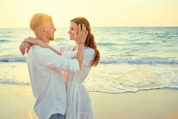 Jovem casal amoroso beijando — Fotografia de Stock