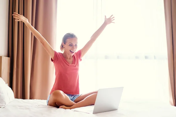 Jonge vrouw met laptop — Stockfoto