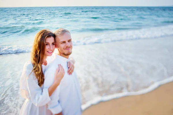 Bröllopsresa på havsstranden — Stockfoto
