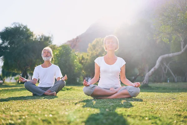 Senior family exercising outdoors — Stock Photo, Image