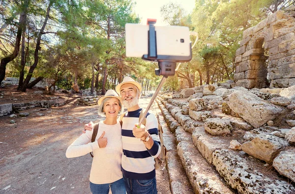 Reisendes Paar macht Selfie — Stockfoto
