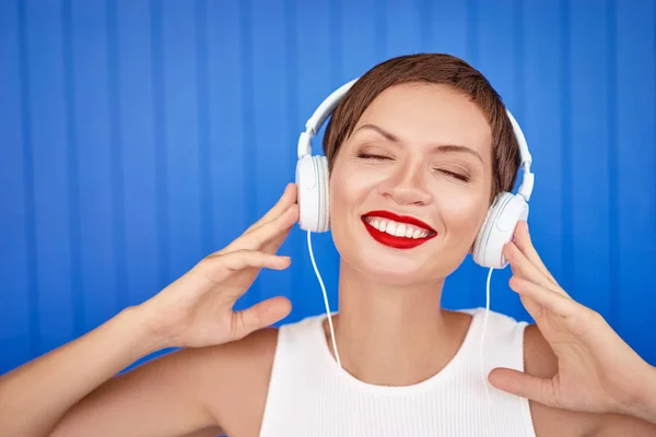 Mujer joven con auriculares blancos — Foto de Stock