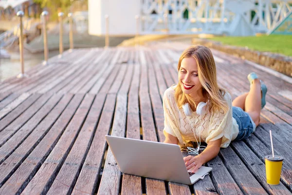 Jonge vrouw met laptop — Stockfoto