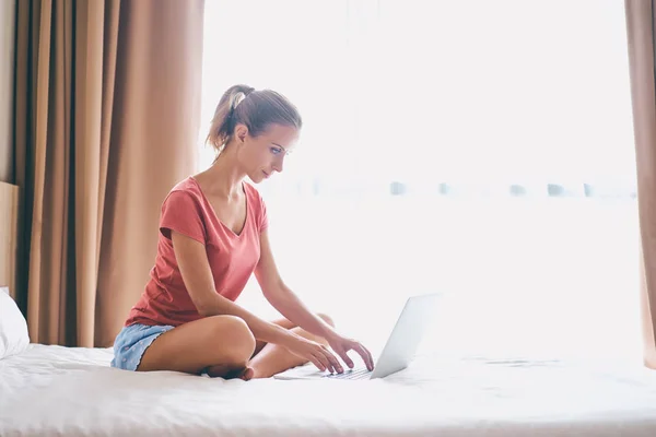 Femeie tânără folosind laptop — Fotografie, imagine de stoc