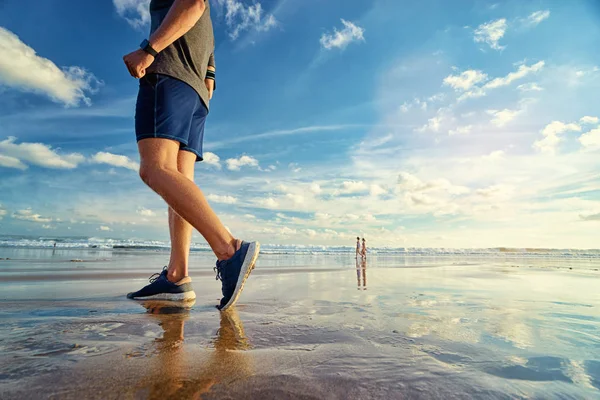 Mężczyzna jogging na plaży. — Zdjęcie stockowe