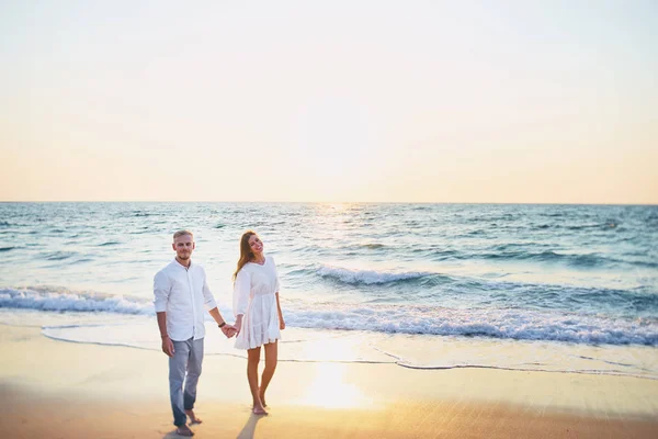 Jovem casal andando pela praia — Fotografia de Stock