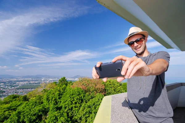 Путешественник фотографируется со смартфоном — стоковое фото