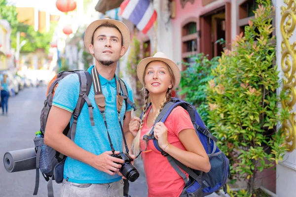 Paar Backpacker gehen gemeinsam spazieren — Stockfoto