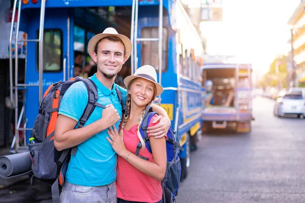 Par backpackers promenader tillsammans — Stockfoto