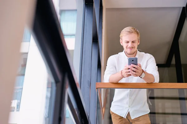 Mann nutzt Smartphone im Büro — Stockfoto