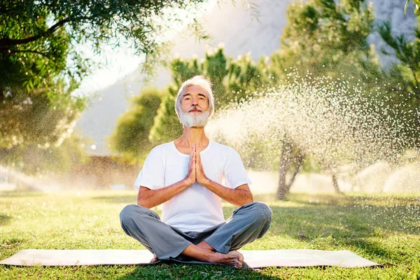 Bearded man in lotus pose — Stock Photo, Image