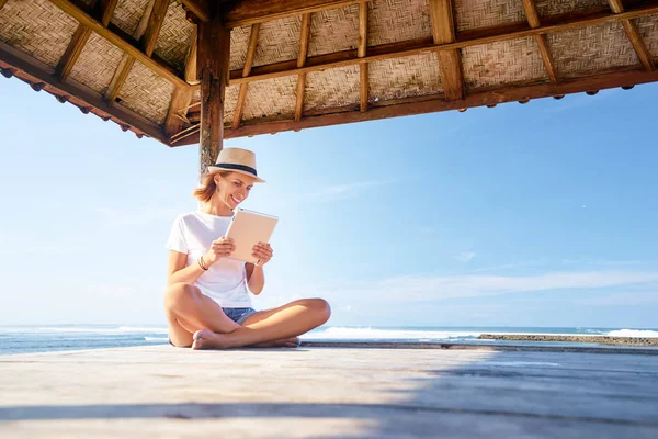 Mujer joven usando tableta —  Fotos de Stock