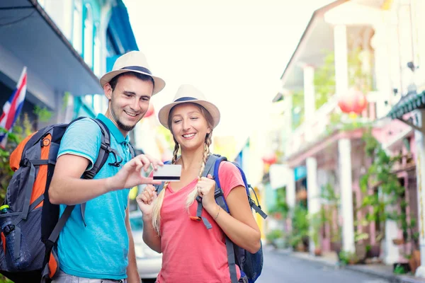 Reisendes Paar mit Kreditkarte — Stockfoto