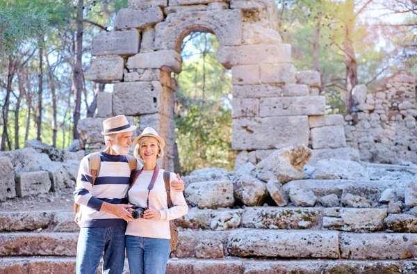 Üst düzey aile birlikte yürüme — Stok fotoğraf