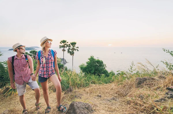 Couple caucasien marchant sur les montagnes — Photo